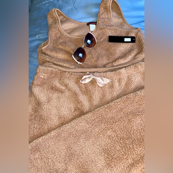 New! Sherpa Teddy Bear Lounge Set/Pajamas with Oversized Tahari Sunglasses - Picture 2 of 7
